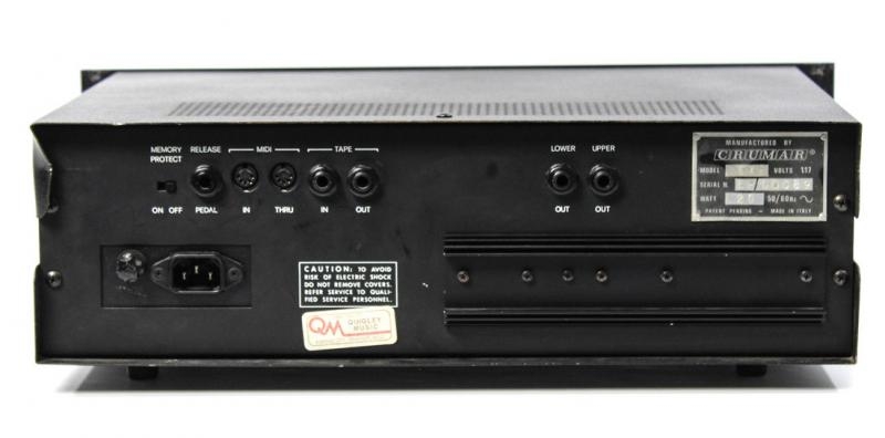 Panneau arrière du synthétiseur Crumar Bit01 Connectique du synthétiseur Crumar Bit01